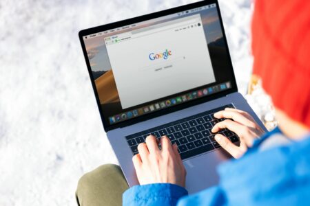 Een illustratie van een laptop met een webshop die hoog scoort in de zoekresultaten van Google.